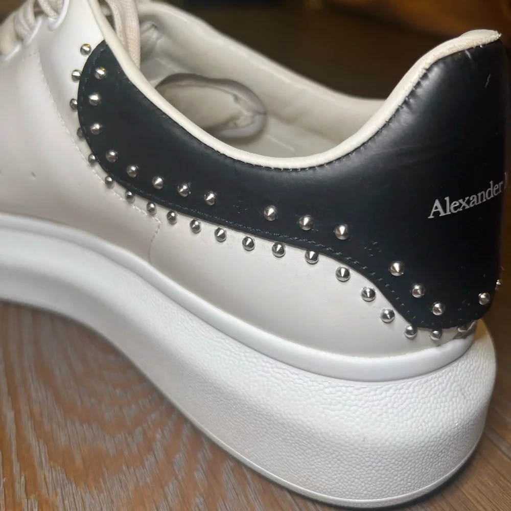 Alexander McQueen White and Black Athletic Shoes Sleek Design - Picture 5 of 11